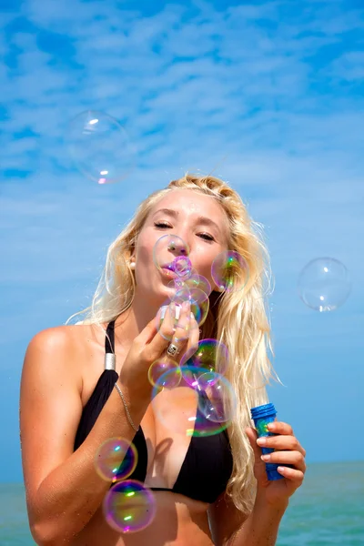 Menina loira jovem se divertindo na praia — Fotografia de Stock