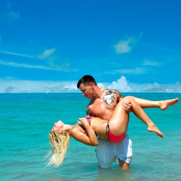 Young couple in the beach — Stock Photo, Image