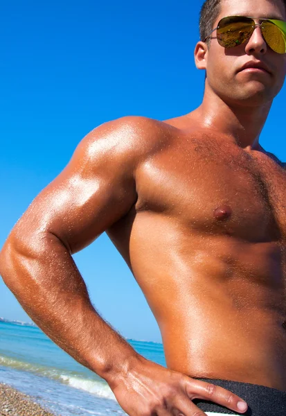 Muscular brutal man on the beach — Stock Photo, Image