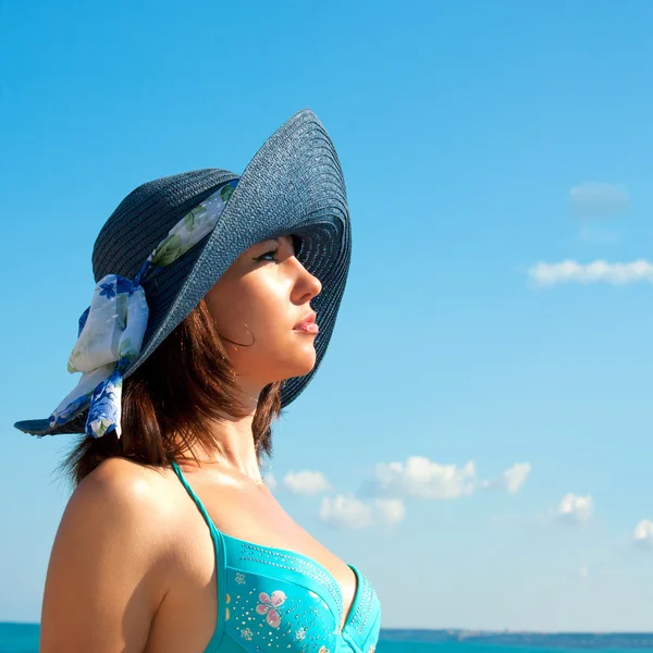 Femme dans un chapeau — Photo