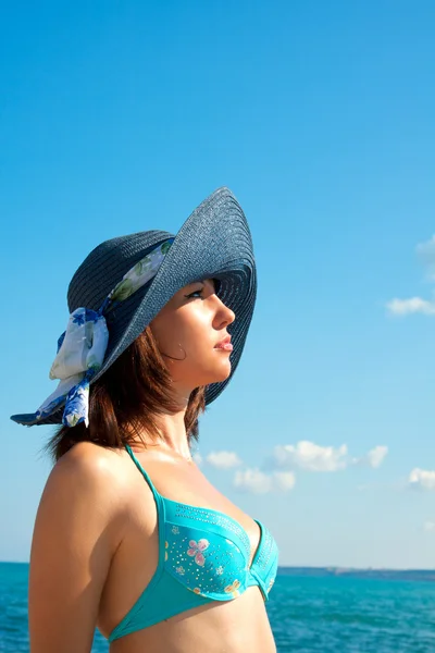 Femme dans un chapeau — Photo