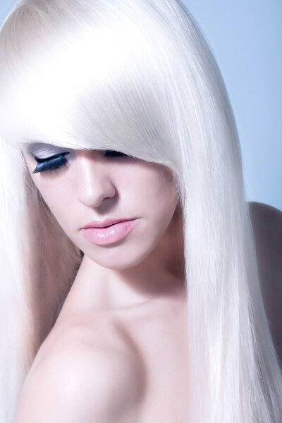 Блондинка. Здоровые длинные светлые волосы
.