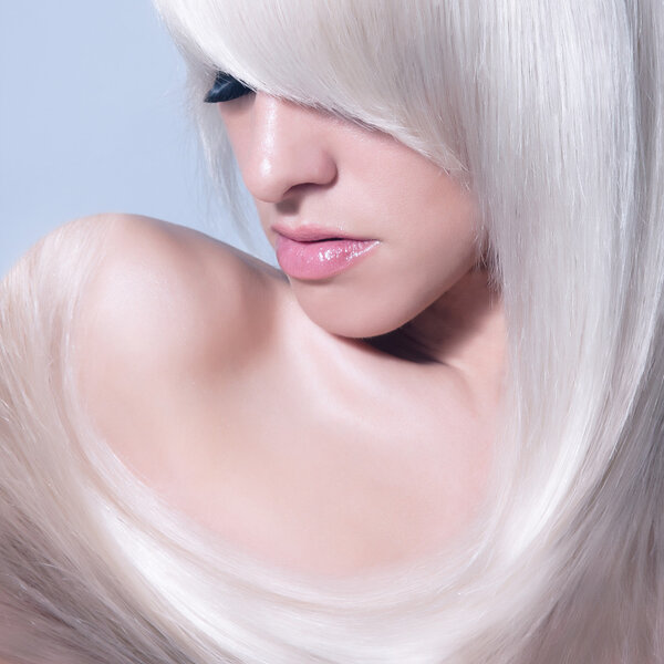 Блондинка. Здоровые длинные светлые волосы
.