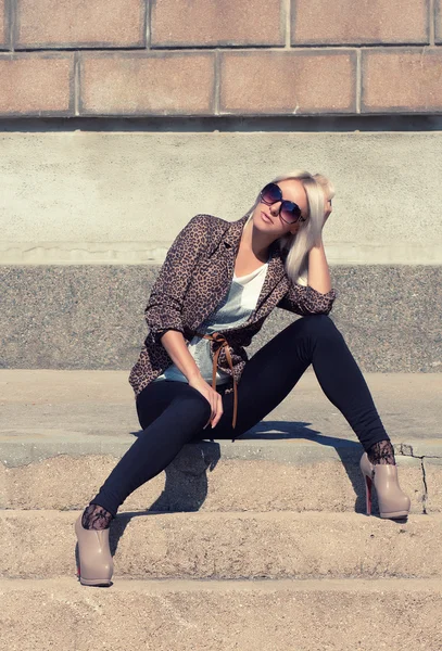 Glamour mooie blonde in een jasje — Stockfoto