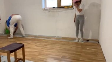 Çift tadilat yapıyor. Karı koca evde tamirat yapıyor. Lastiği yere serin. Hızlı hareket, Zaman Hızı.