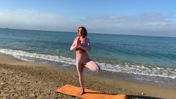 Krásná Štíhlá Blondýnka Dělá Jógu Cvičení Surya Namaskar Pozdrav Slunci — Stock video