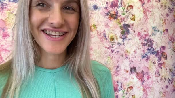Mooie Vrouw Met Saffier Armbanden Glimlachen — Stockvideo