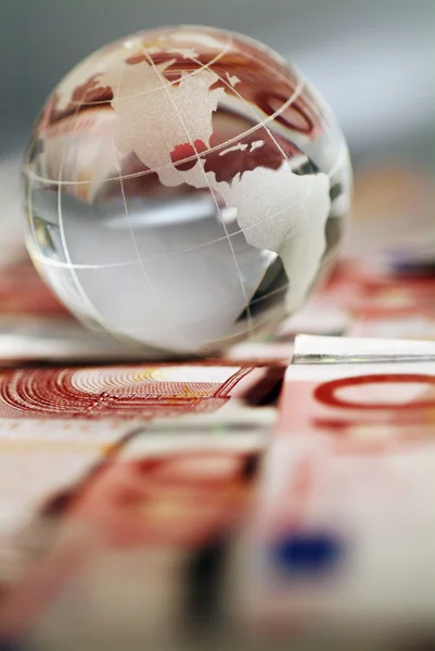 Een close-up van globe en contant geld. — Stockfoto