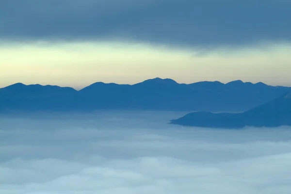 雲で覆われた山々 — ストック写真