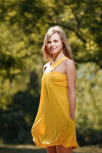 Happy young woman in a field — Stock Photo, Image