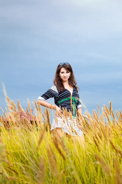Ευτυχισμένη νεαρή γυναίκα σε ένα χωράφι — Φωτογραφία Αρχείου