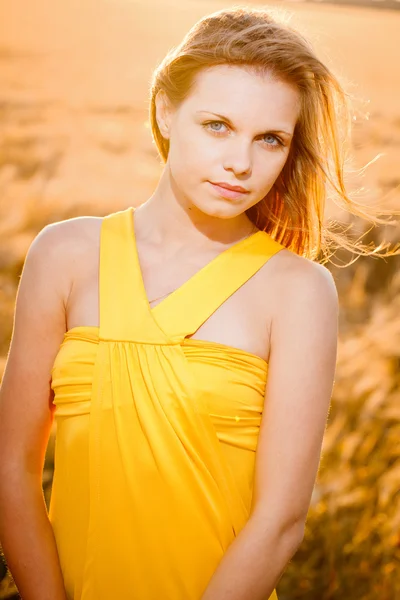 Bir taze ve güzel genç moda model poz dışarı portresi — Stok fotoğraf