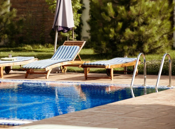 havuz kenarında şezlong