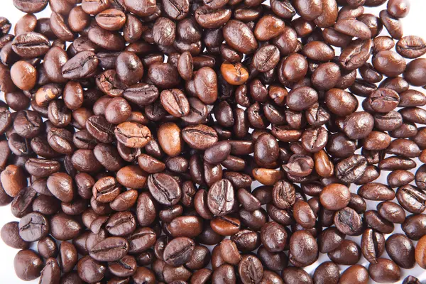 कॉफी बीन्स का ढेर। सफेद पृष्ठभूमि पर अलग — स्टॉक फ़ोटो, इमेज