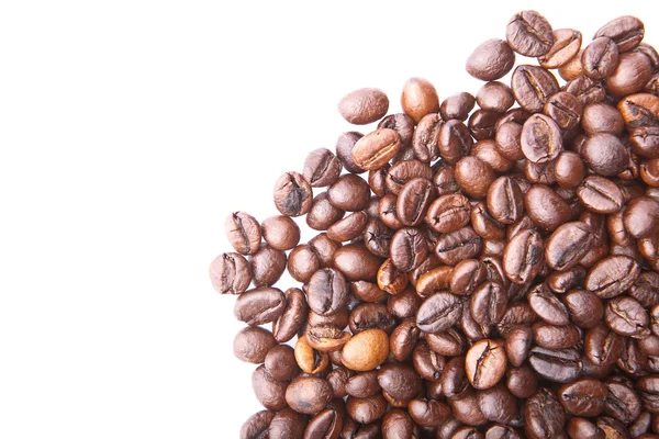 Um monte de grãos de café. Isolado sobre fundo branco — Fotografia de Stock