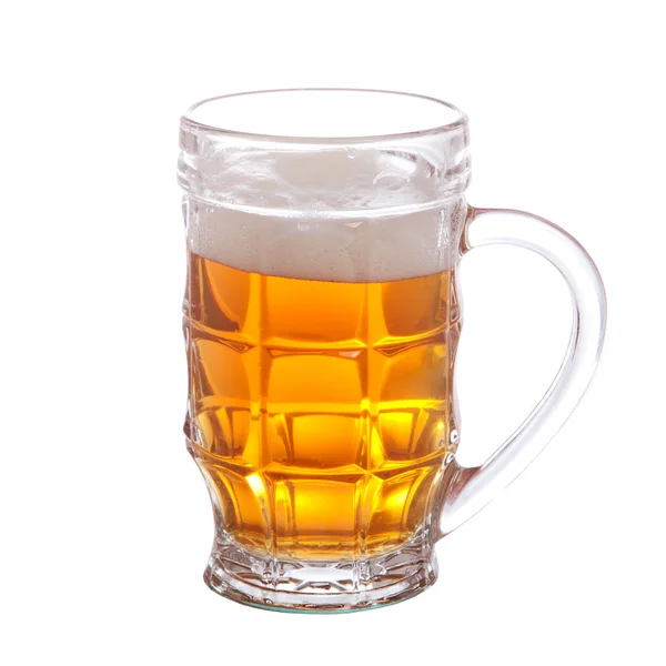 Tazza piena di birra isolata su sfondo bianco — Foto Stock