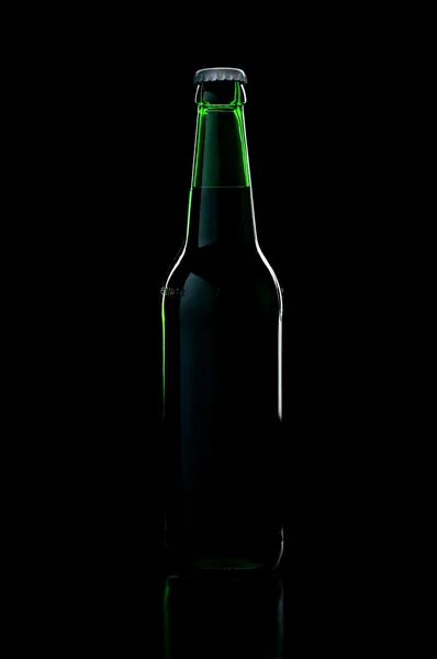 Een groene fles bier op zwarte achtergrond met schaduw — Stockfoto