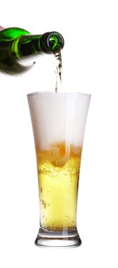 bira yeşil şişe cam üzerine beyaz izole içine dökme