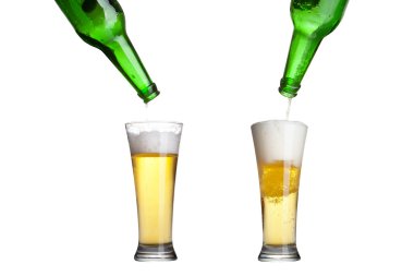 bira yeşil şişe cam üzerine beyaz izole içine dökme