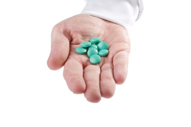 Beyaz arka plan üzerinde izole hapları ile el