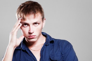 genç adamın kafasına elele