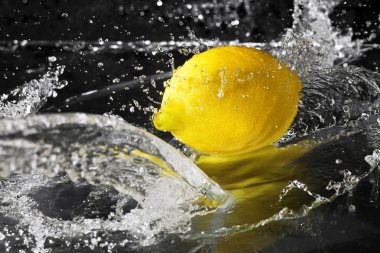 limon siyah arka plan üzerinde tatlı su damlaları