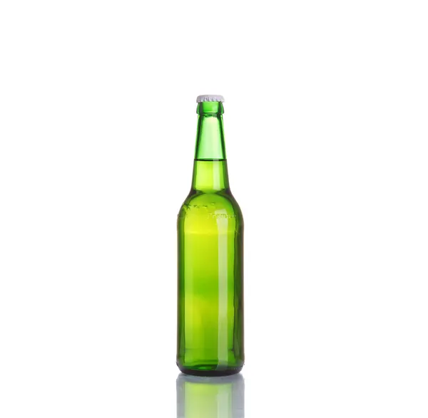 Frasco de cerveja verde isolado sobre fundo branco — Fotografia de Stock