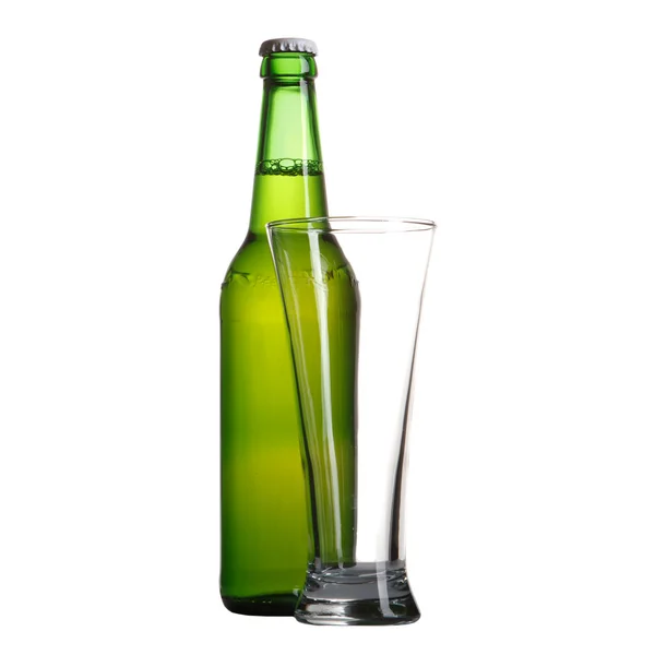 Bier in de fles en glas geïsoleerd op wit — Stockfoto