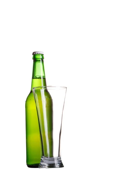 Pivní láhve a sklo izolovaných na bílém — Stock fotografie
