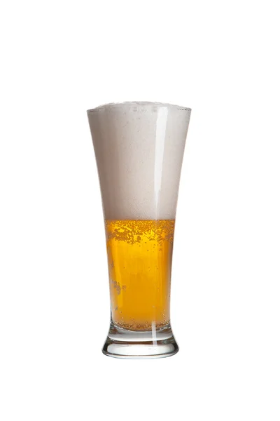 Μπύρα σε ποτήρι που απομονώνεται σε λευκό — Φωτογραφία Αρχείου