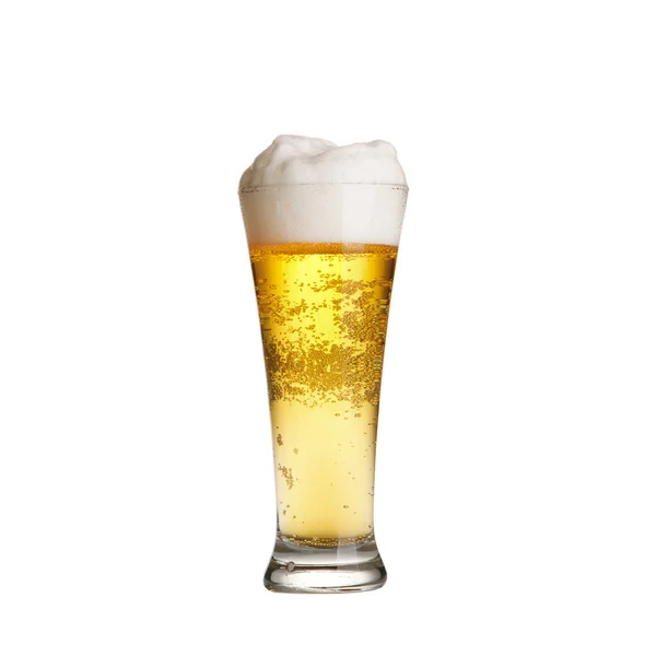 Bière glacée en verre. Isolé sur fond blanc — Photo