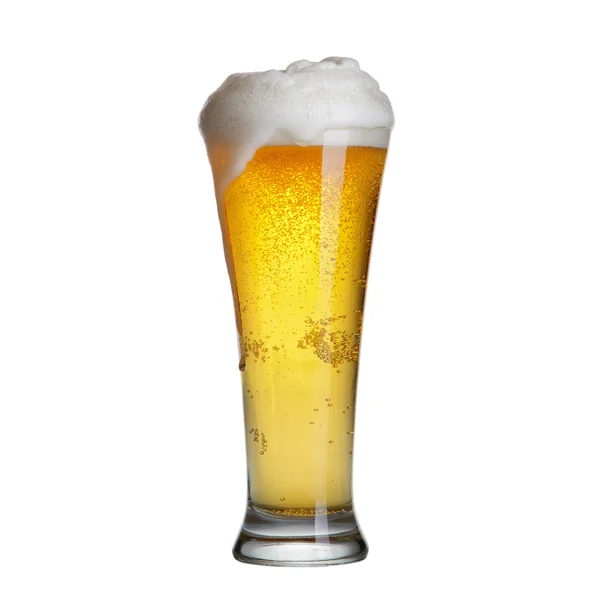 Bière dans un verre isolé sur blanc — Photo