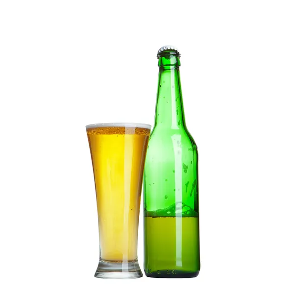 Bière en bouteille et verre isolé sur blanc — Photo