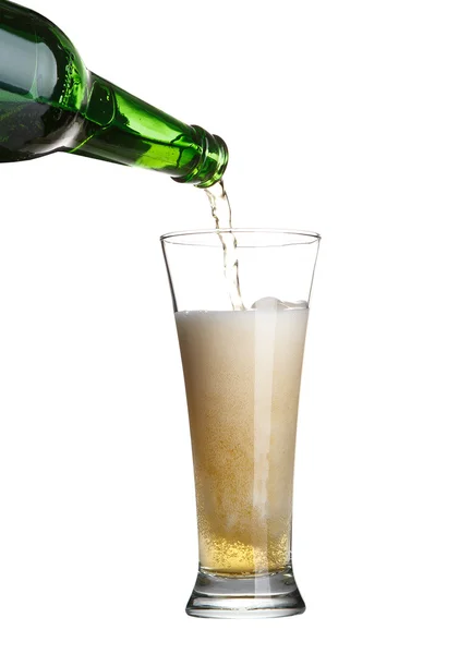 ガラスの白で隔離される緑のボトルから注ぐビール — ストック写真