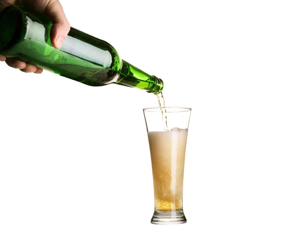 Birra versata da bottiglia verde in vetro isolato su bianco — Foto Stock