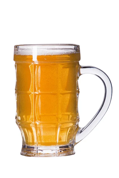 Taza de cerveza completa aislada sobre fondo blanco — Foto de Stock