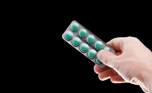 只手握住医疗药物-全银单张的绿色药丸 — 图库照片