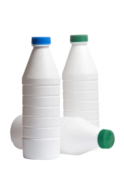 Fles van melk met een caps gekleurde geïsoleerd op witte achtergrond — Stockfoto