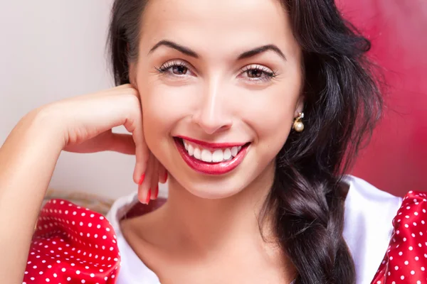 Belle jeune femme souriante en robe rouge — Photo