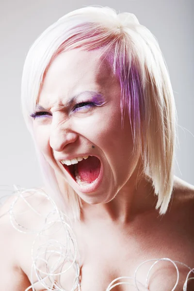 Uma mulher gritando com expressão louca — Fotografia de Stock