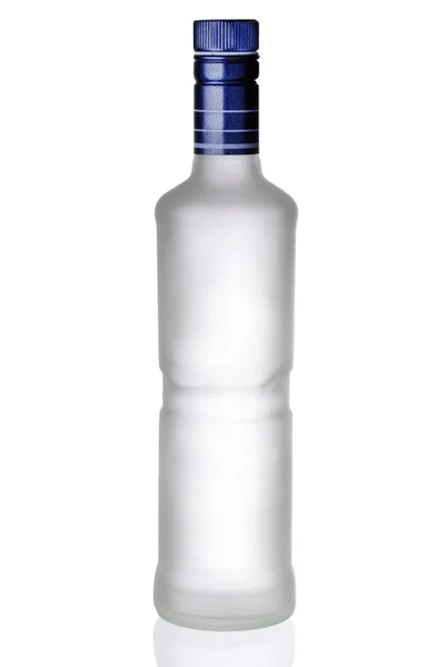 Botella helada de vodka aislada sobre fondo blanco — Foto de Stock