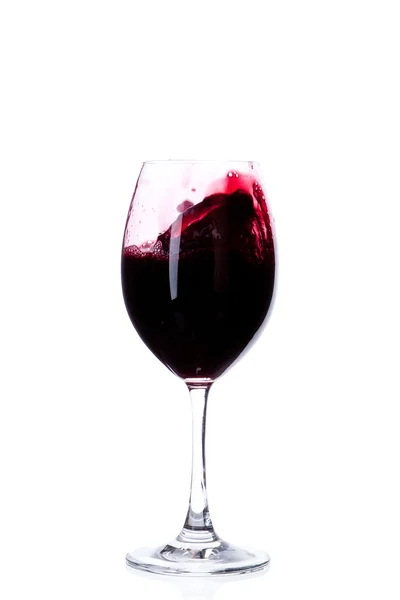 Vinho tinto em copo de vinho isolado sobre fundo branco — Fotografia de Stock