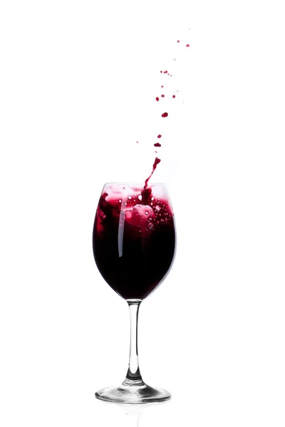 Rotwein in einem Weinglas isoliert auf weißem Hintergrund — Stockfoto