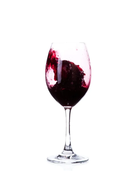 Vino tinto en una copa de vino aislada sobre fondo blanco —  Fotos de Stock