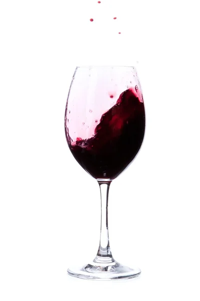 Vino tinto en una copa de vino aislada sobre fondo blanco —  Fotos de Stock
