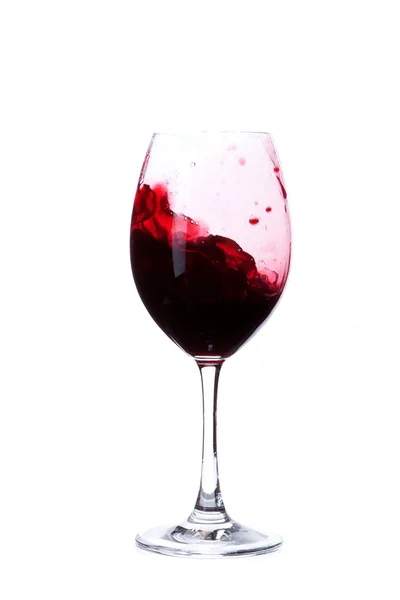 Vinho tinto em copo de vinho isolado sobre fundo branco — Fotografia de Stock