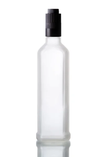 Garrafa gelada de vodka com sombra isolada sobre fundo branco — Fotografia de Stock