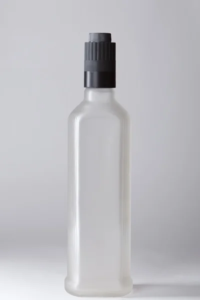 Flaska vodka på grå bakgrund — Stockfoto