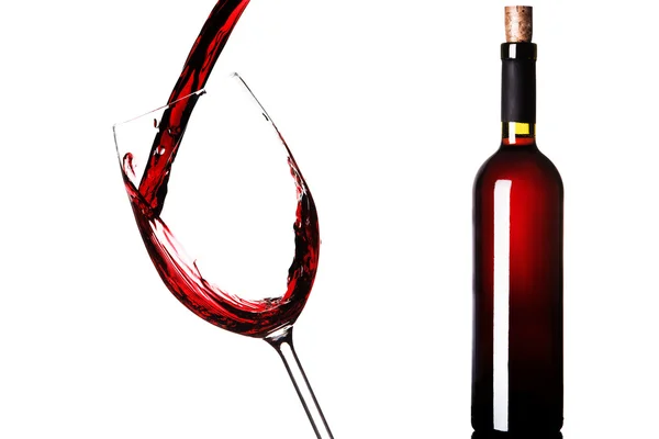 Стакан и бутылка красного вина — стоковое фото