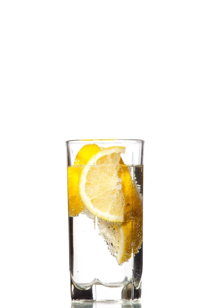 Verre plein d'eau avec citron isolé sur fond blanc — Photo